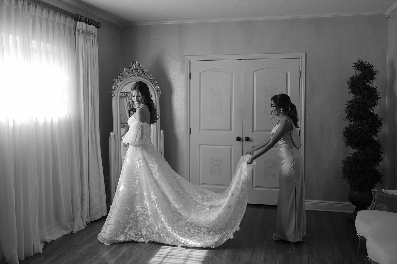 Texas Documentary Wedding Photographer Bride Sister Getting Ready