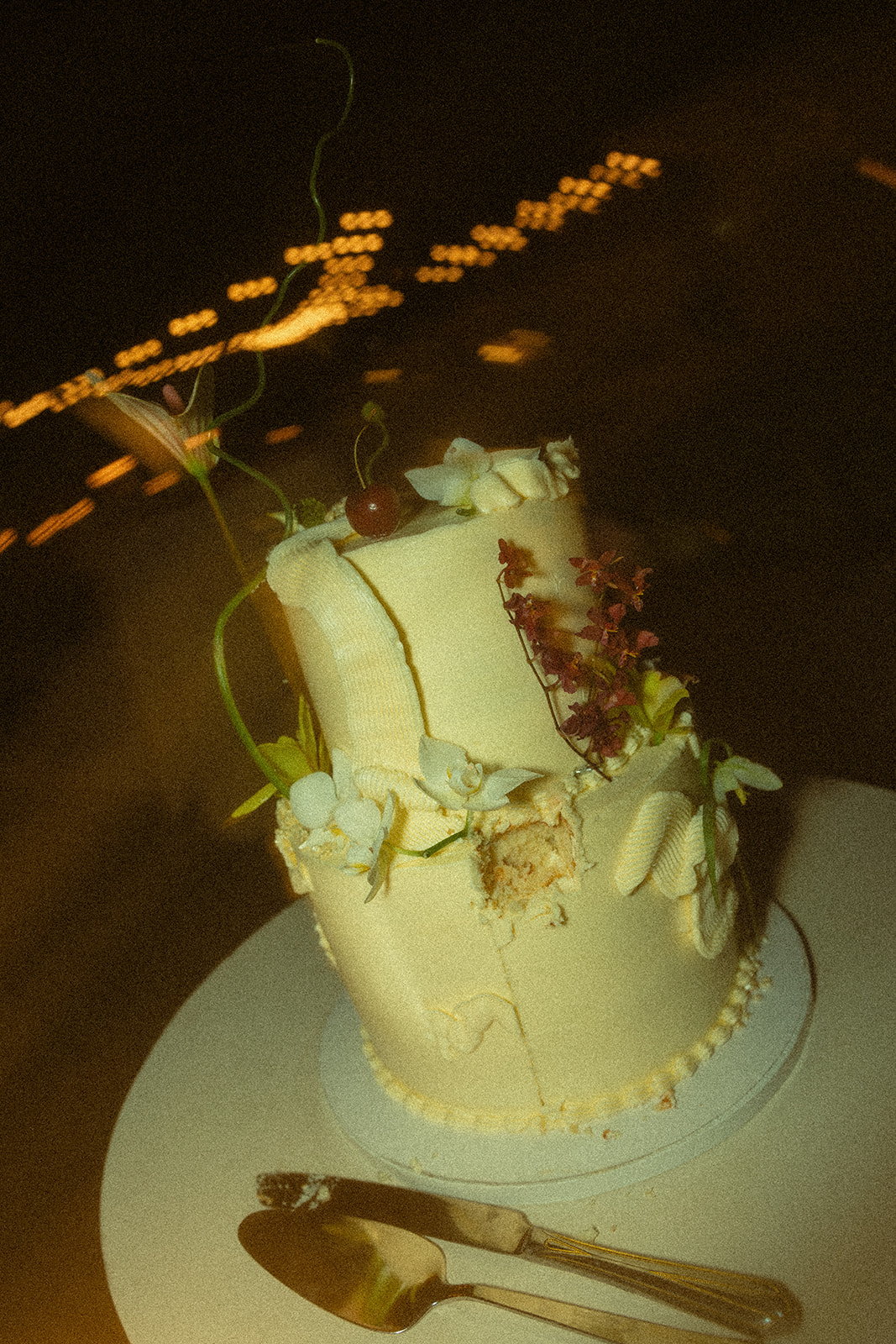 artsy vibey wedding cake dreamy and elevated intimate backyard wedding by Aileen Ayala Photography 