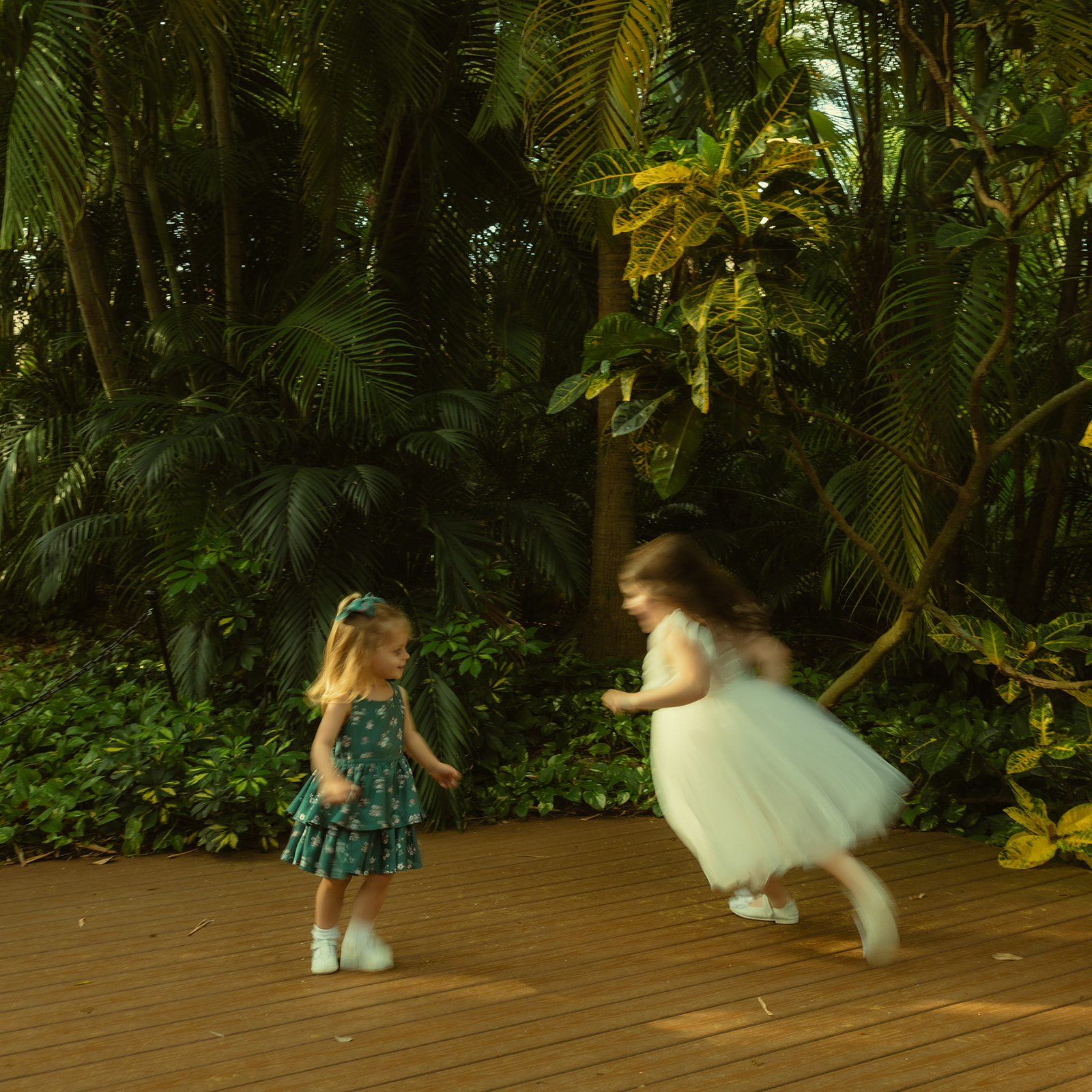 Sunken Garden Wedding Cocktail Hour Guest Documentary Wedding Photographer in St.Petersburg Motion Blur