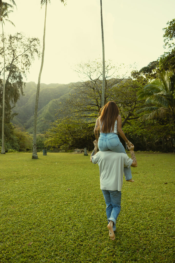 Backdrop Lakeside Mountains Oahu Hawaii Engagement Pictures Couple North Shore