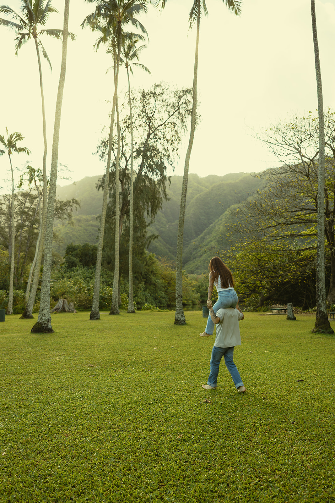 Backdrop Lakeside Mountains Oahu Hawaii Engagement Pictures Couple North Shore