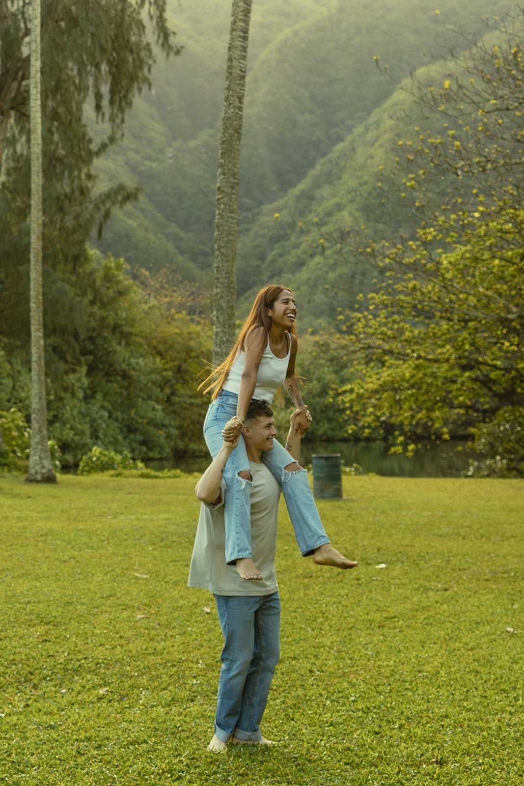 Backdrop Lakeside Mountains Oahu Hawaii Engagement Pictures Couple North Shore