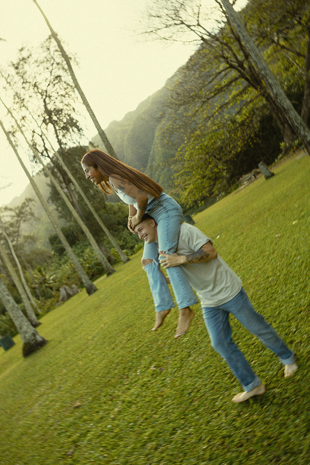 Backdrop Lakeside Mountains Oahu Hawaii Engagement Pictures Couple North Shore