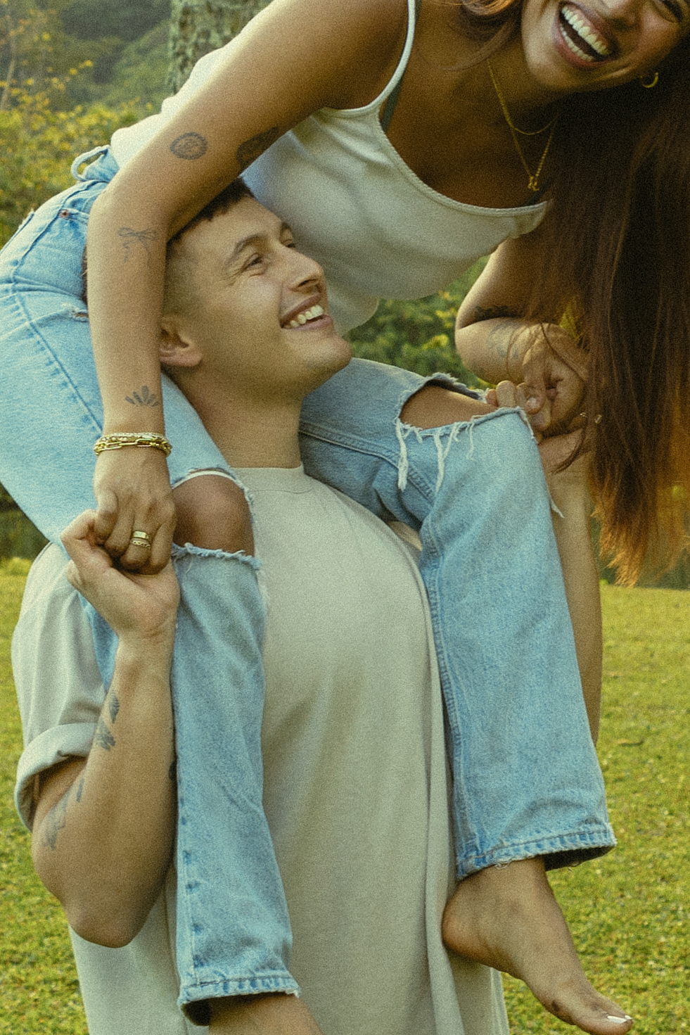 Backdrop Lakeside Mountains Oahu Hawaii Engagement Pictures Couple North Shore