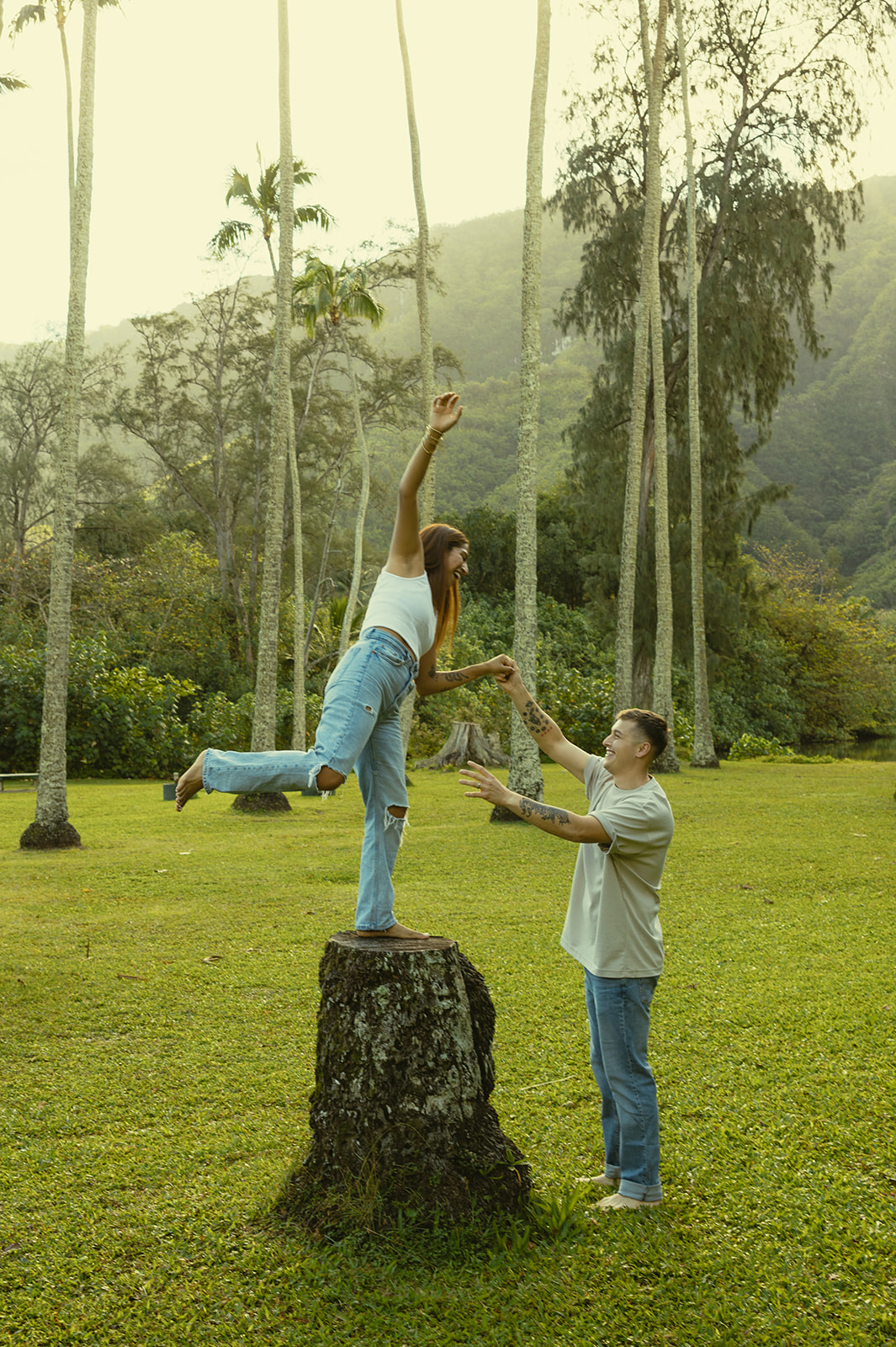 Backdrop Lakeside Mountains Oahu Hawaii Engagement Pictures Couple North Shore