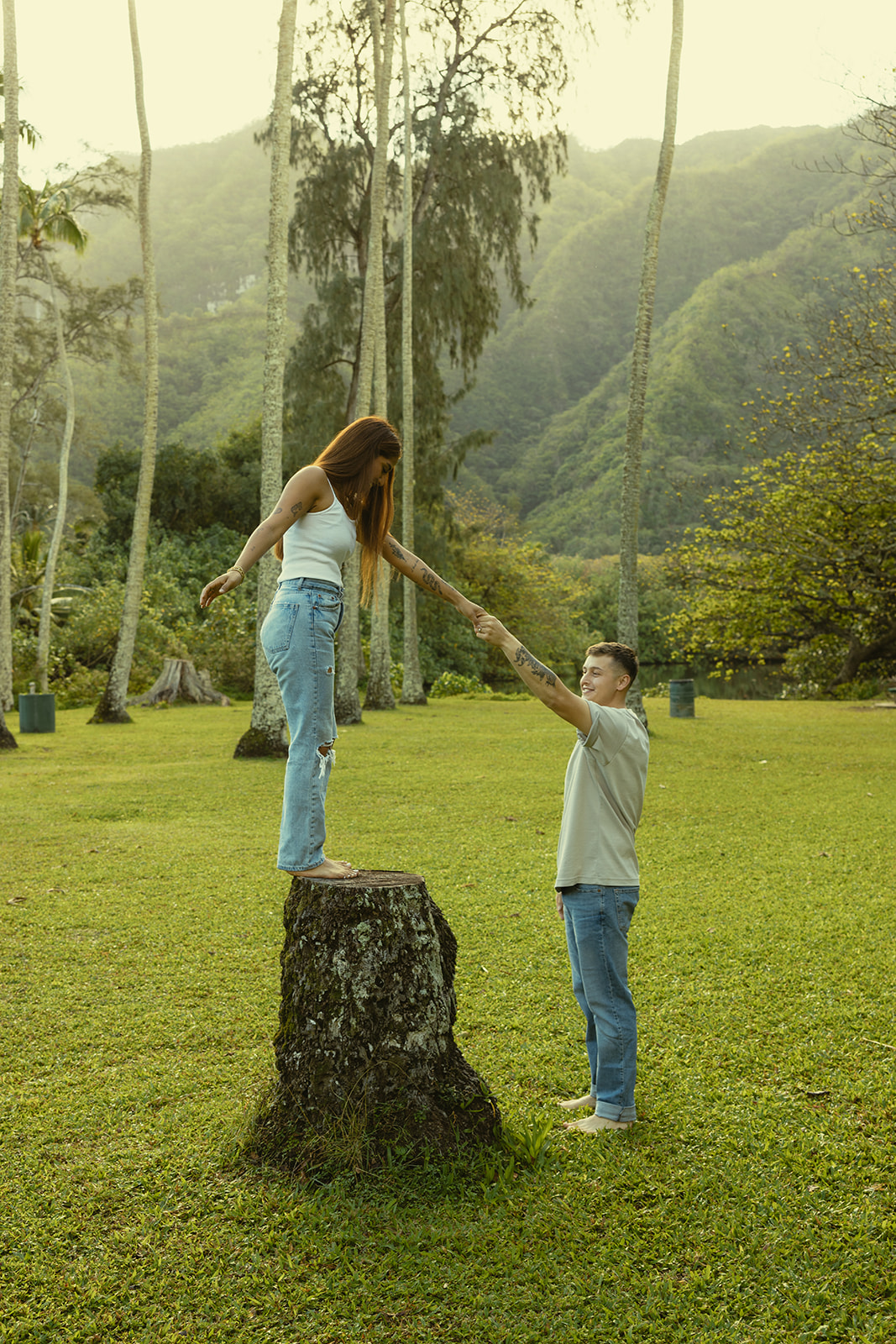 Backdrop Lakeside Mountains Oahu Hawaii Engagement Pictures Couple North Shore