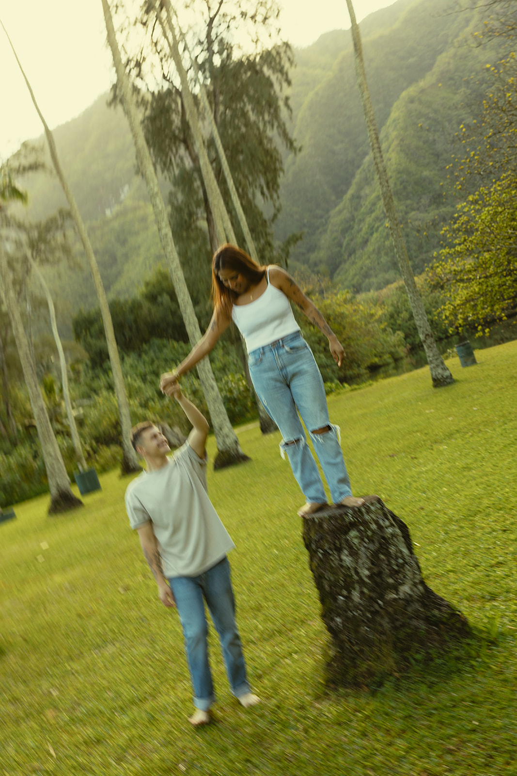 Backdrop Lakeside Mountains Oahu Hawaii Engagement Pictures Couple North Shore