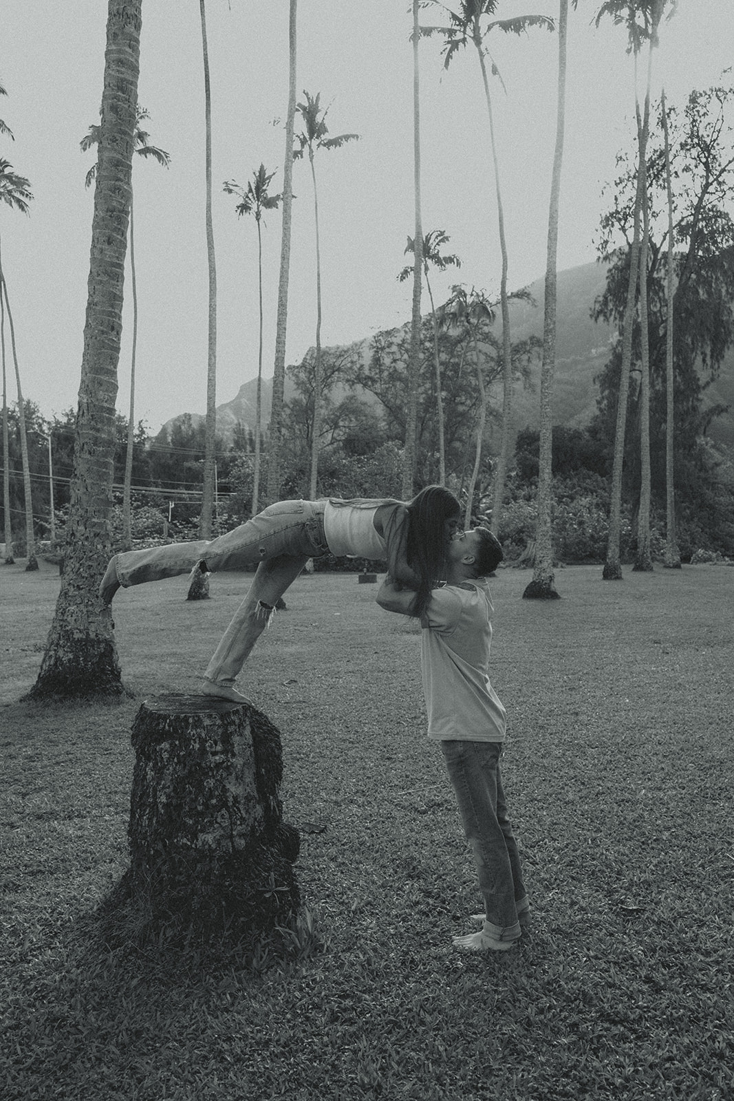 Backdrop Lakeside Mountains Oahu Hawaii Engagement Pictures Couple North Shore