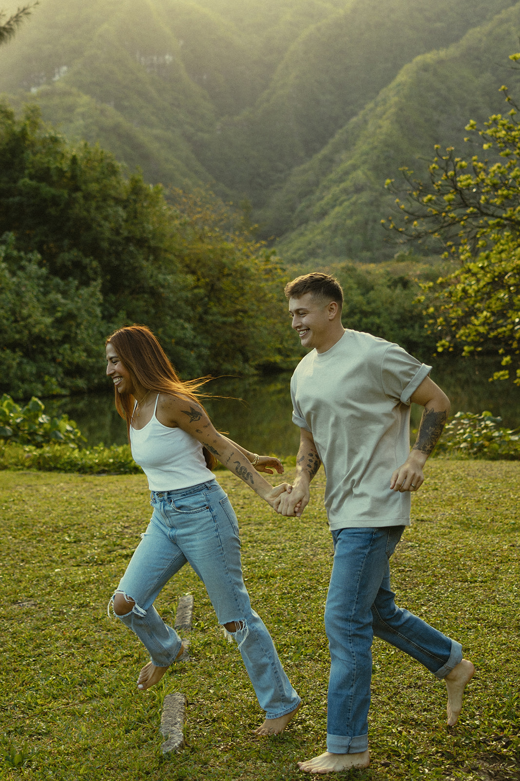 Backdrop Lakeside Mountains Oahu Hawaii Engagement Pictures Couple North Shore