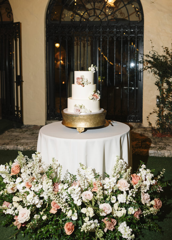 Villa Woodbine Wedding Cake Cutting